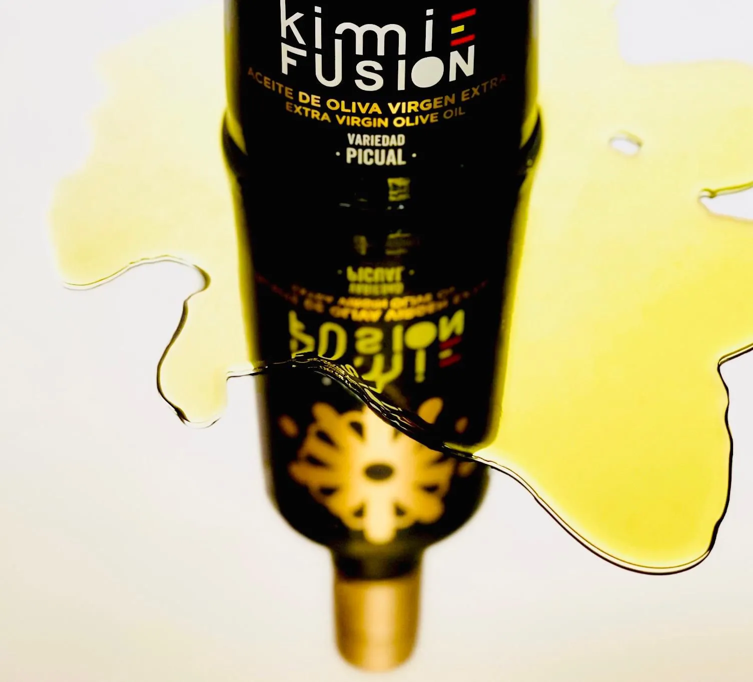 Botella de Aceite de Oliva Virgen Extra Kimiefusion entre los olivares de Valdepeñas